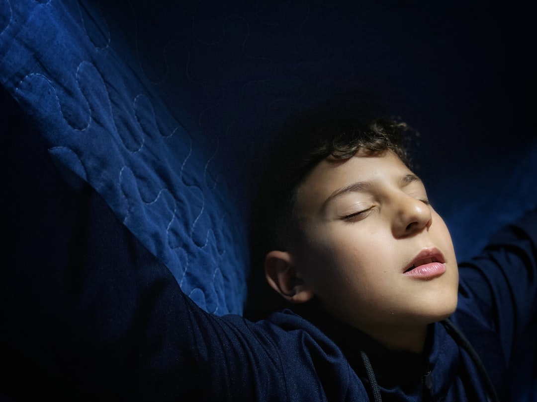 découvrez le sommeil biphasique, une méthode de repos alternative qui divise le sommeil en deux périodes distinctes pour améliorer la vigilance et la productivité.