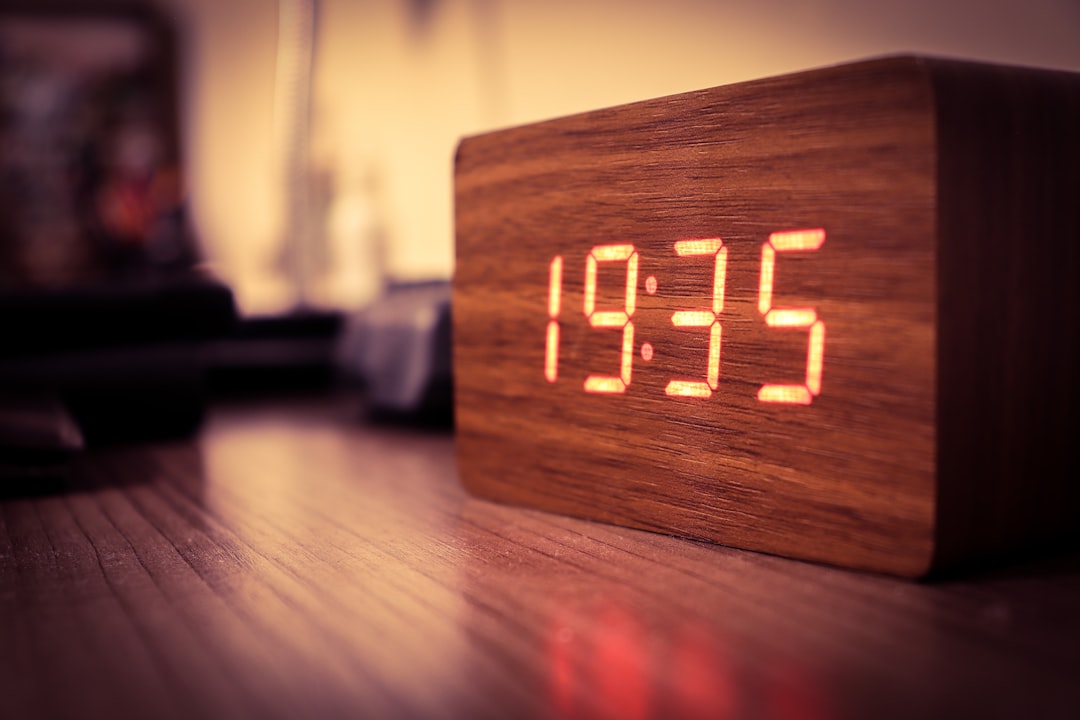 découvrez l'importance d'un horaire de réveil régulier pour améliorer votre qualité de sommeil et votre bien-être quotidien.