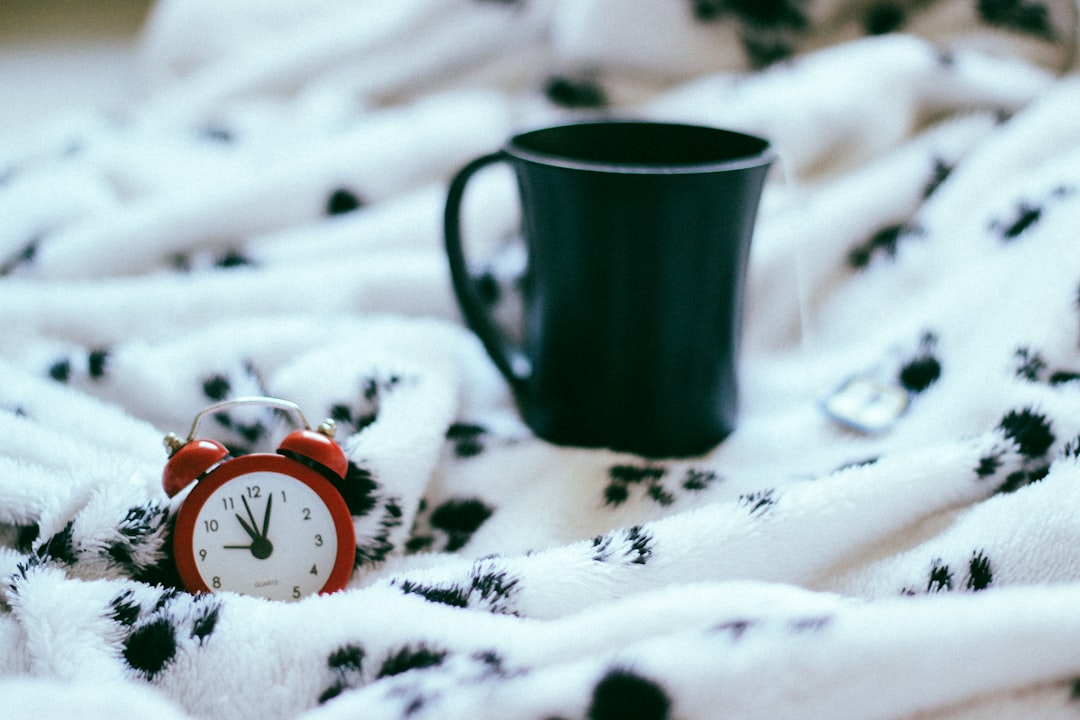 découvrez l'importance d'un réveil à heure fixe pour améliorer votre qualité de sommeil et votre bien-être quotidien.