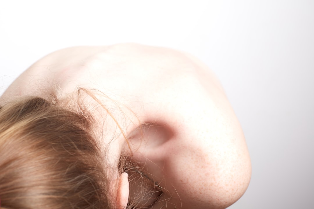 découvrez les causes, symptômes et traitements des douleurs d’oreille (earache). conseils pour soulager rapidement vos maux d’oreille, prévenir les complications et savoir quand consulter un médecin.