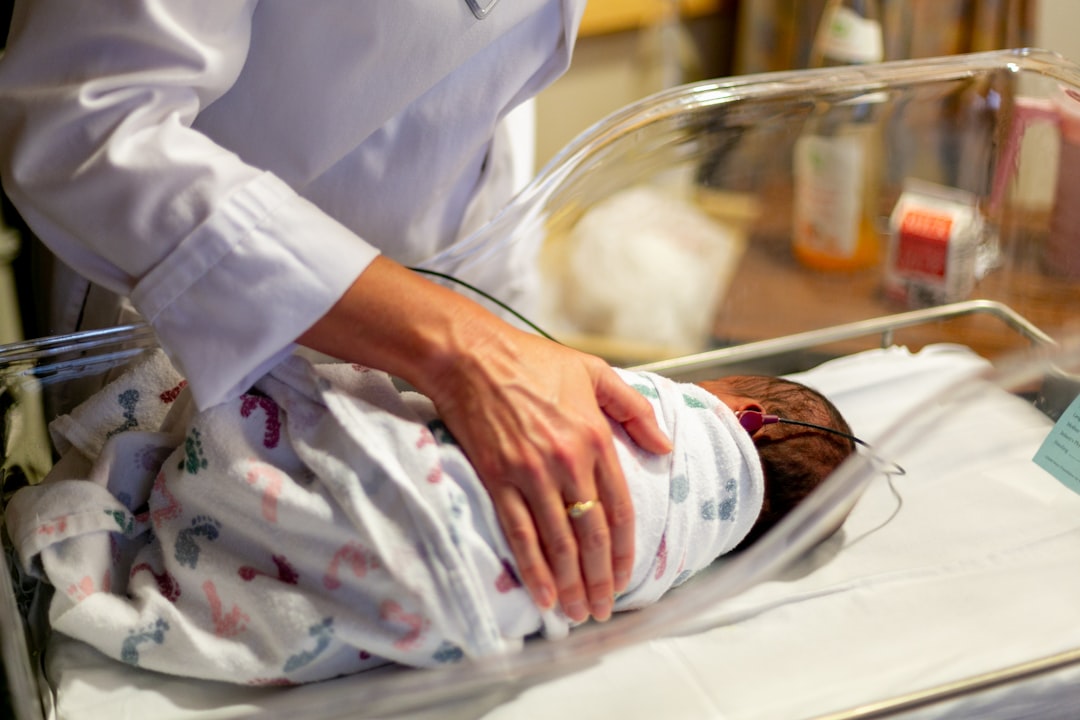 découvrez les causes, symptômes et traitements efficaces pour soulager rapidement les douleurs d’oreille (earache) chez l’adulte et l’enfant. conseils pour prévenir et gérer l’otalgie.