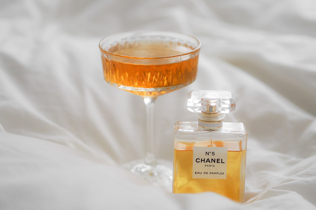 découvrez comment les huiles essentielles peuvent améliorer votre sommeil naturellement grâce à leurs propriétés apaisantes et relaxantes.