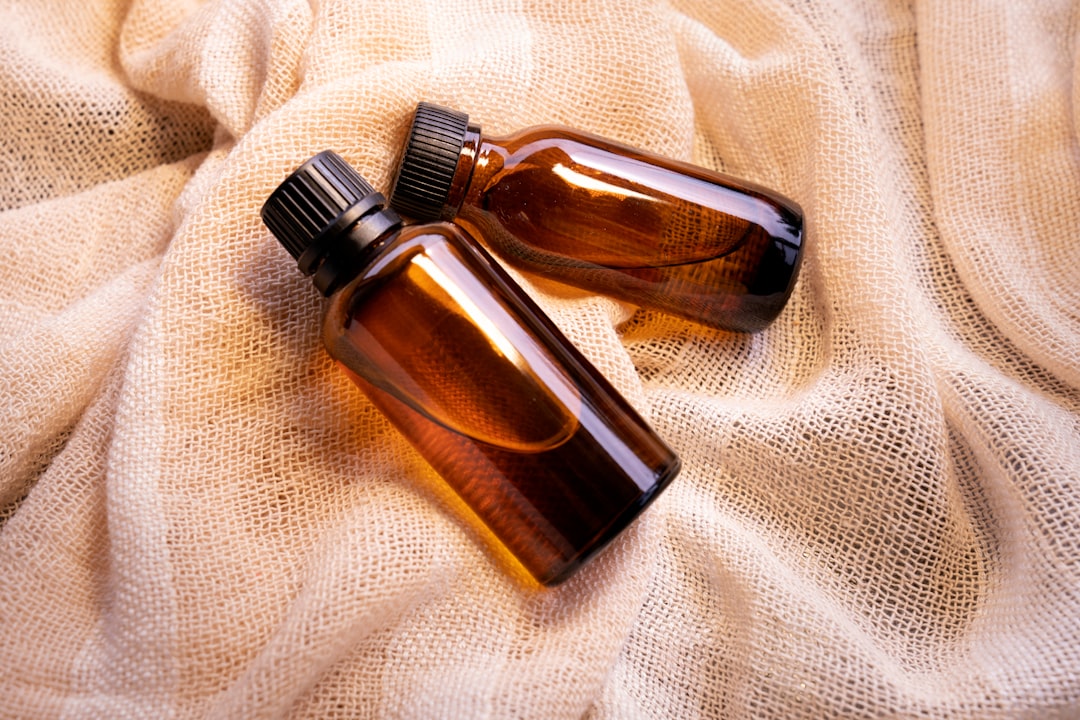 découvrez comment les huiles essentielles peuvent améliorer la qualité de votre sommeil naturellement. guide des meilleures huiles pour favoriser la détente et un sommeil réparateur.