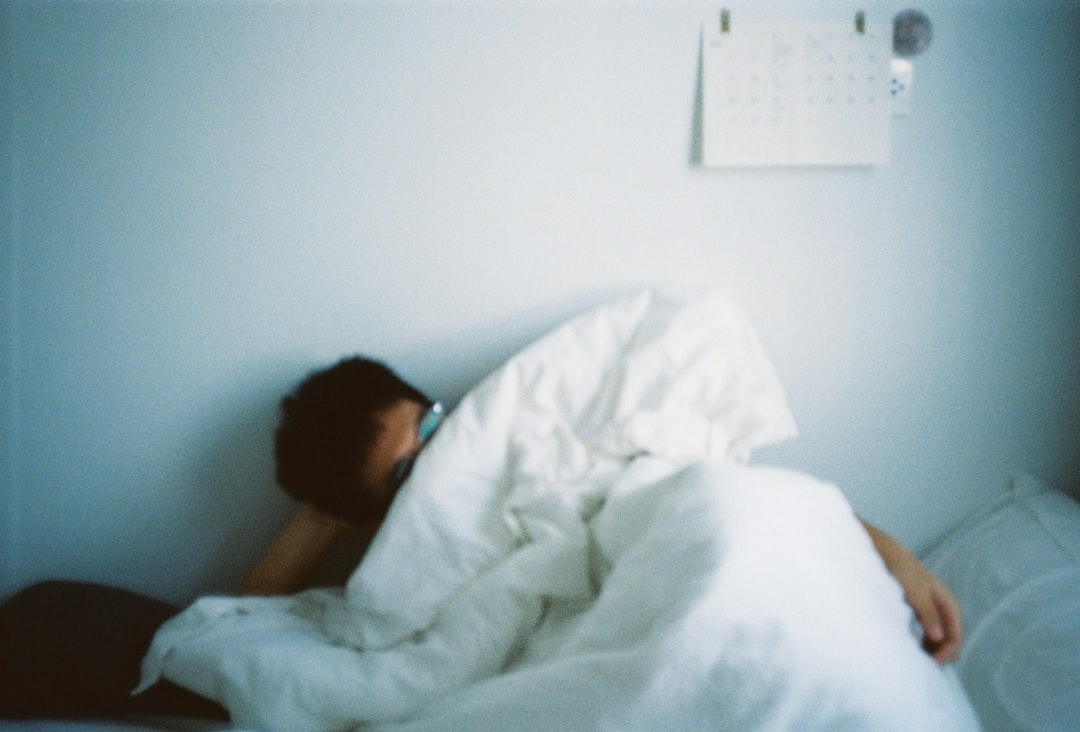 découvrez comment l'exercice physique peut provoquer des troubles du sommeil et des insomnies, ainsi que des conseils pour équilibrer activité sportive et repos nocturne.