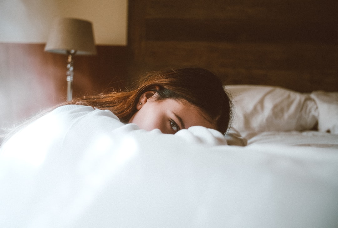 découvrez comment l'exercice physique peut causer de l'insomnie et apprenez des conseils pour mieux gérer votre sommeil après l'effort.