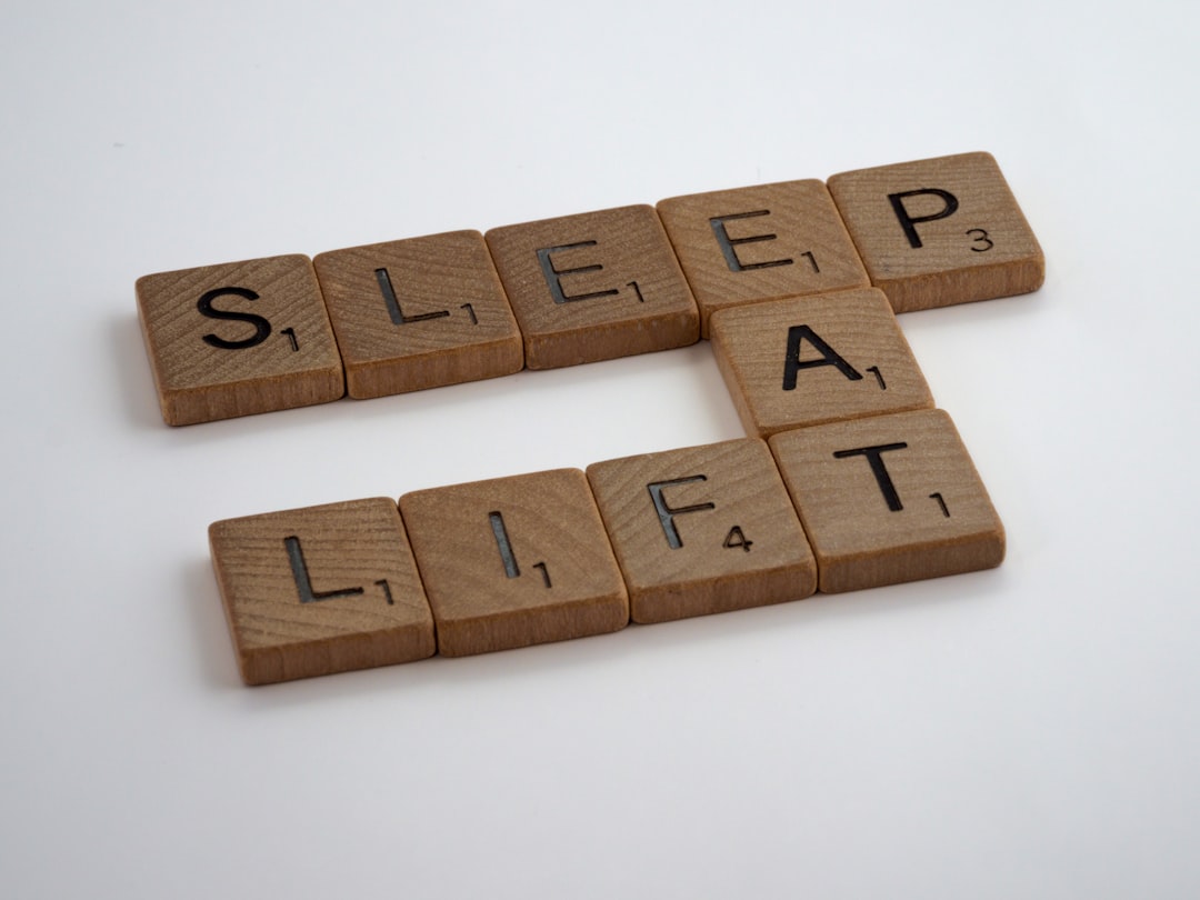découvrez comment l'exercice physique peut provoquer de l'insomnie et apprenez des conseils pour améliorer votre sommeil malgré une activité sportive intense.
