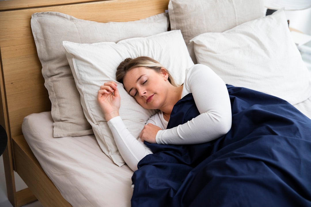 découvrez des astuces efficaces pour s'endormir facilement quand vous êtes malade, afin de favoriser un meilleur repos et une récupération rapide.