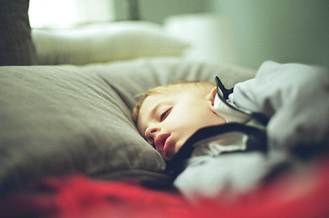 découvrez des astuces efficaces pour vous endormir facilement lorsque vous êtes malade, afin de favoriser un sommeil réparateur et accélérer votre guérison.