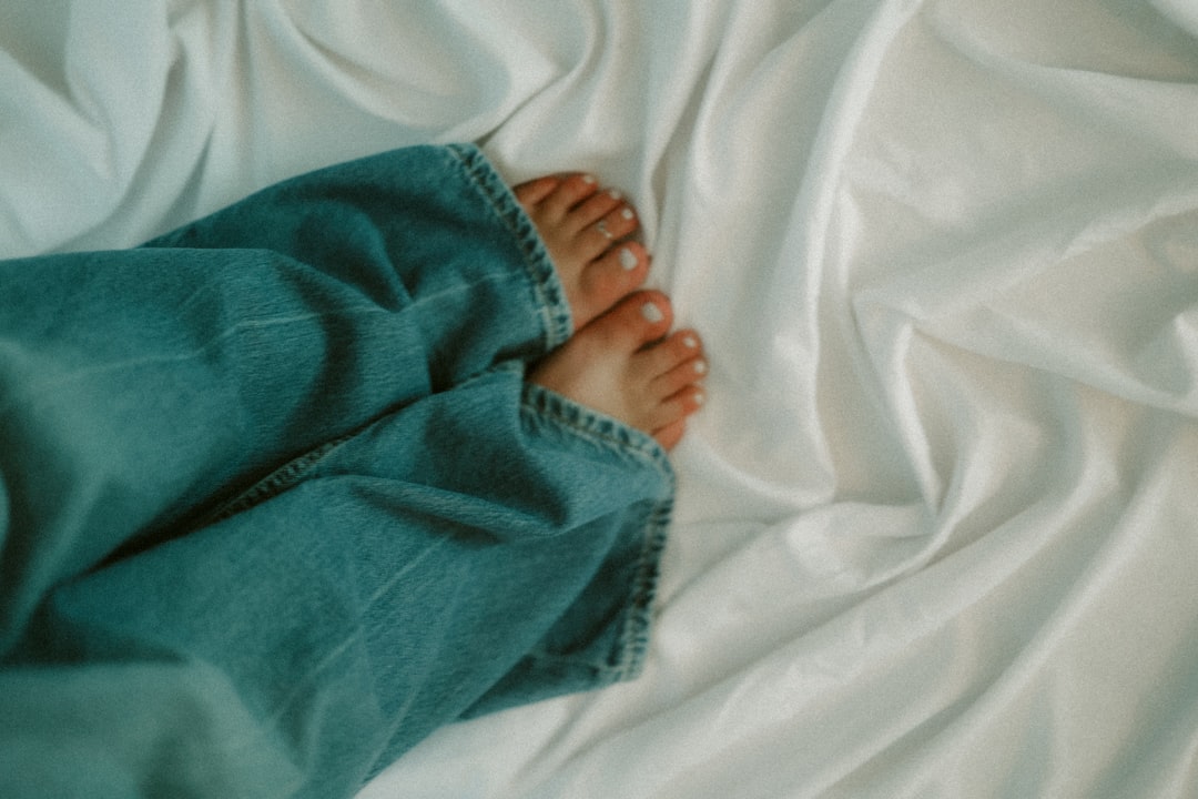 conseils pour dormir sur le côté après une chirurgie de remplacement de la hanche : astuces pour un confort optimal et une récupération rapide.