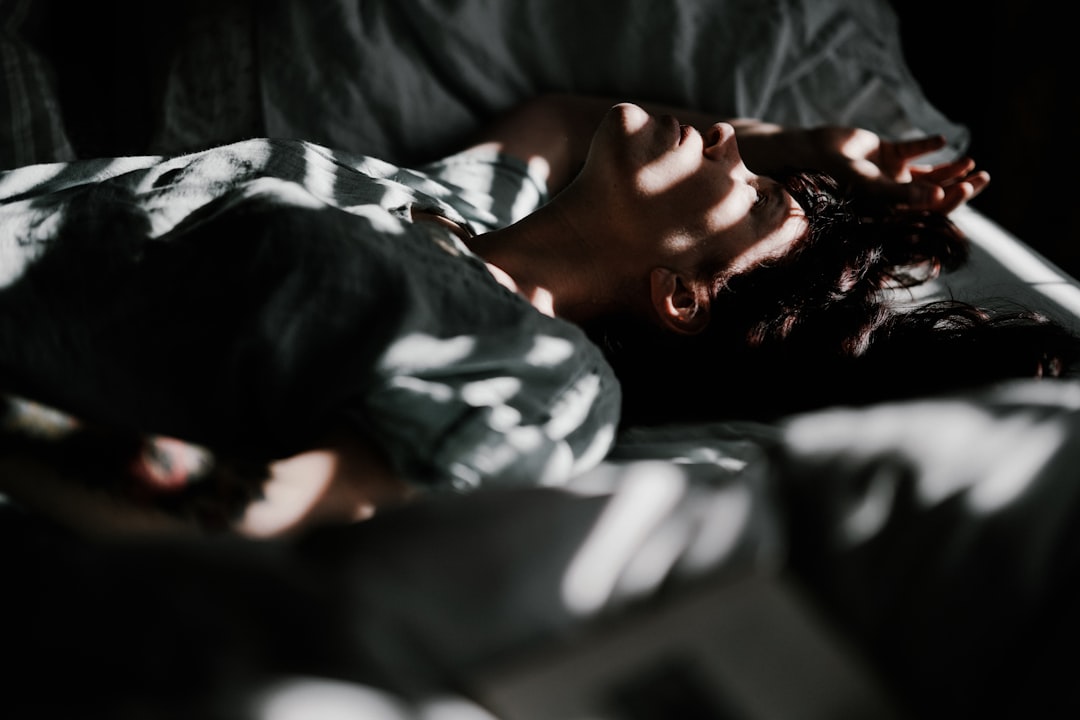 découvrez tout sur l'insomnie, ses causes, ses symptômes et des solutions efficaces pour retrouver un sommeil réparateur.