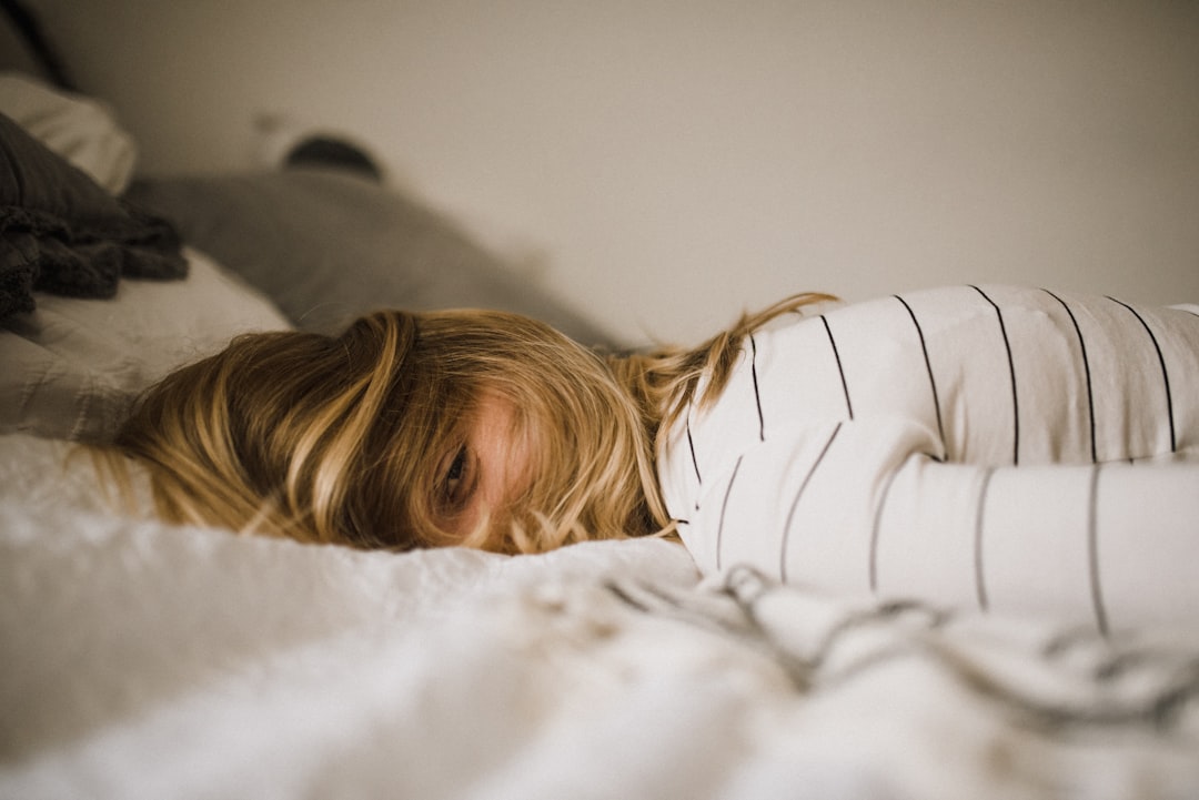 découvrez des conseils et solutions efficaces pour mieux comprendre et gérer l'insomnie, afin de retrouver des nuits paisibles et un sommeil réparateur.