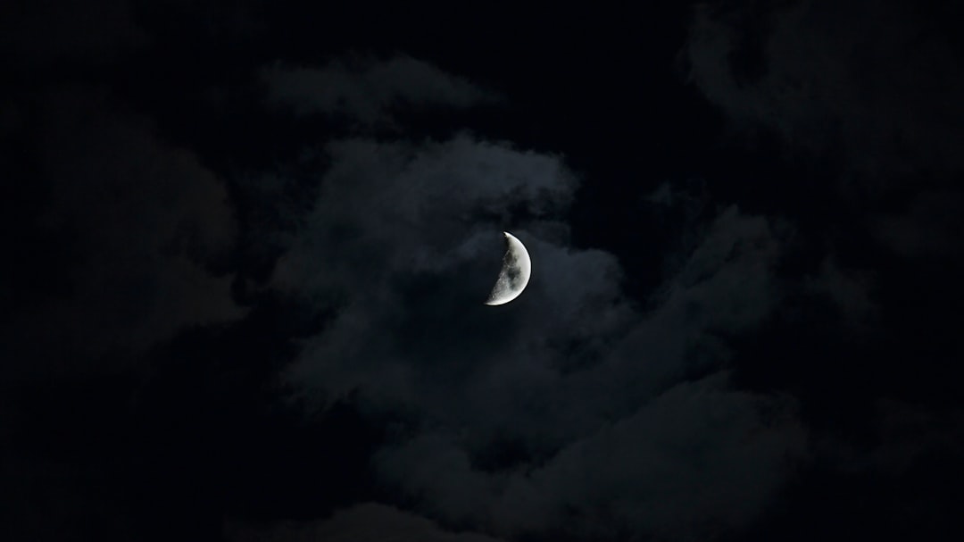 découvrez pourquoi l'insomnie peut survenir pendant la pleine lune et comment améliorer votre sommeil durant ces nuits particulières.