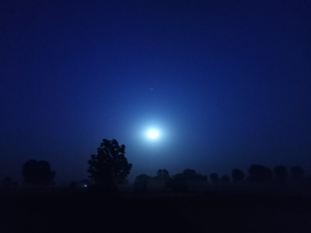 découvrez comment la pleine lune peut affecter votre sommeil et provoque parfois de l'insomnie, avec des conseils pour mieux dormir pendant ces nuits particulières.