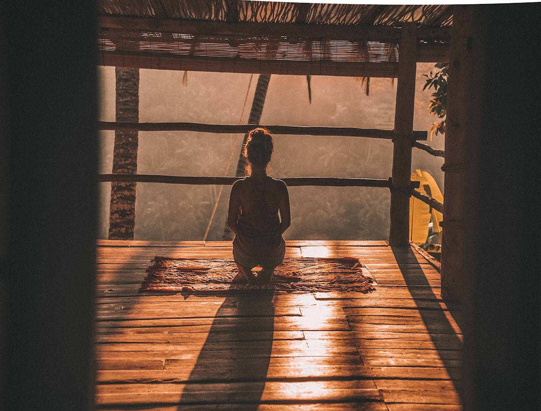découvrez nos techniques de méditation pour apaiser votre esprit, réduire le stress et améliorer votre bien-être au quotidien.