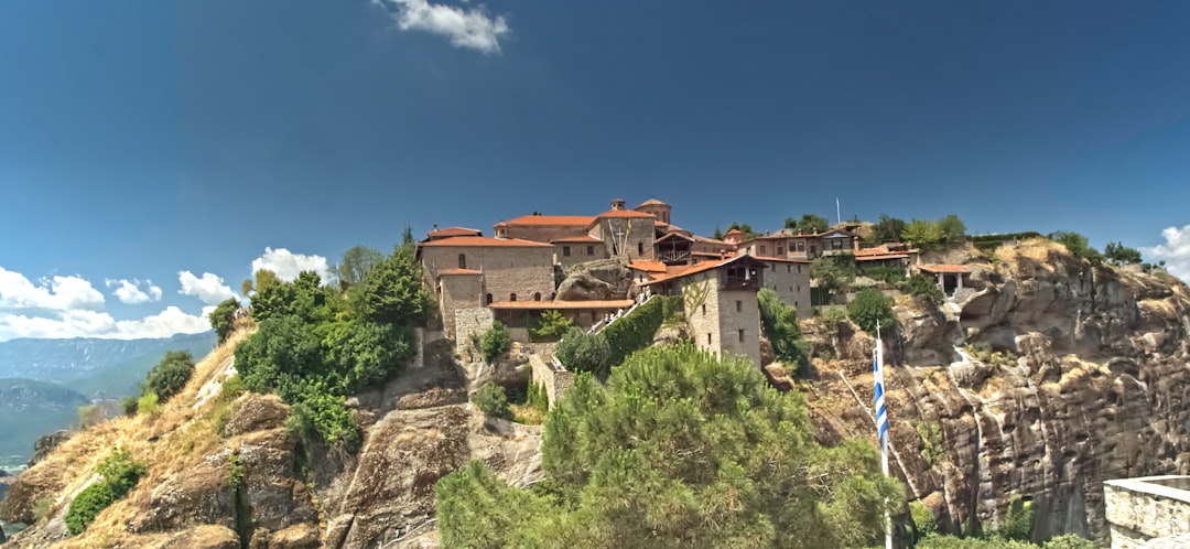 découvrez un séjour paisible dans un monastère, alliant sérénité spirituelle et immersion culturelle pour une expérience unique de retraite.