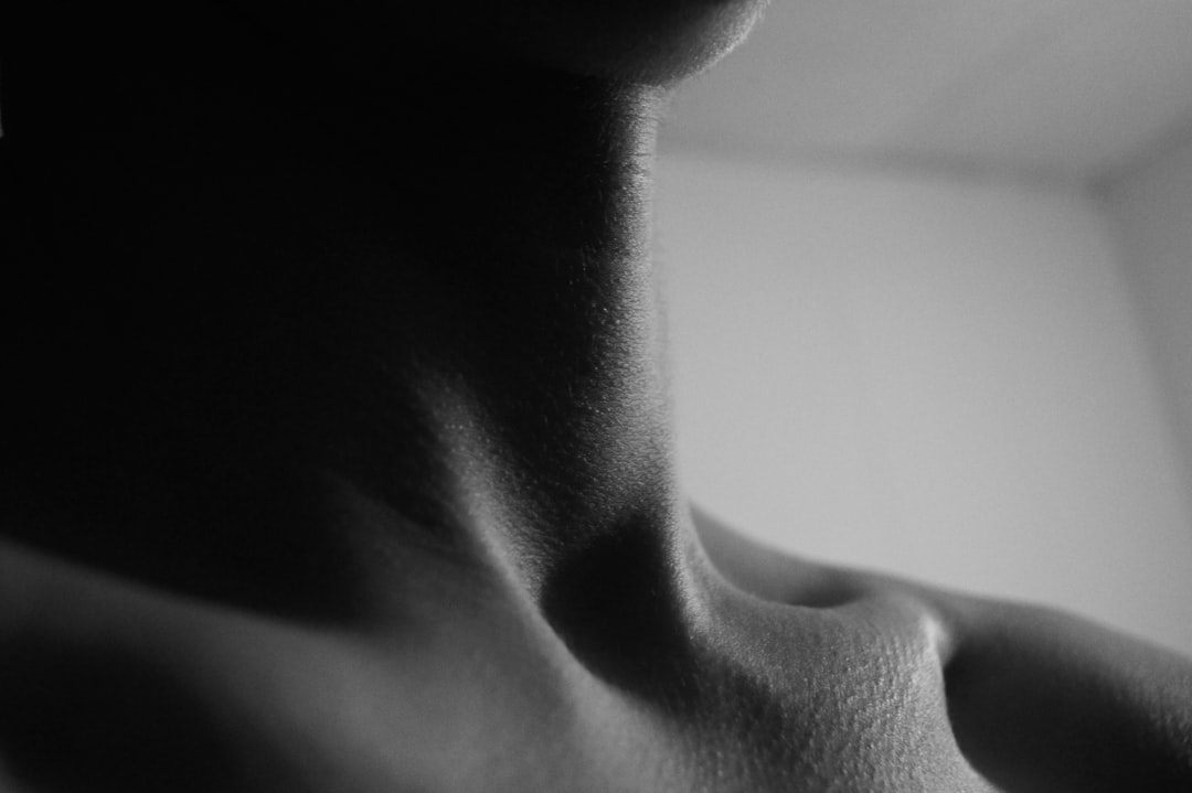 découvrez les causes, symptÎmes et traitements efficaces contre les douleurs cervicales. soulagez vos maux de cou grùce à nos conseils et solutions adaptés.