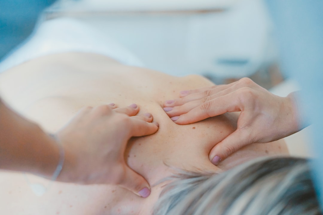 découvrez les causes courantes des douleurs cervicales, leurs symptômes et des conseils pratiques pour soulager et prévenir le mal de cou au quotidien.