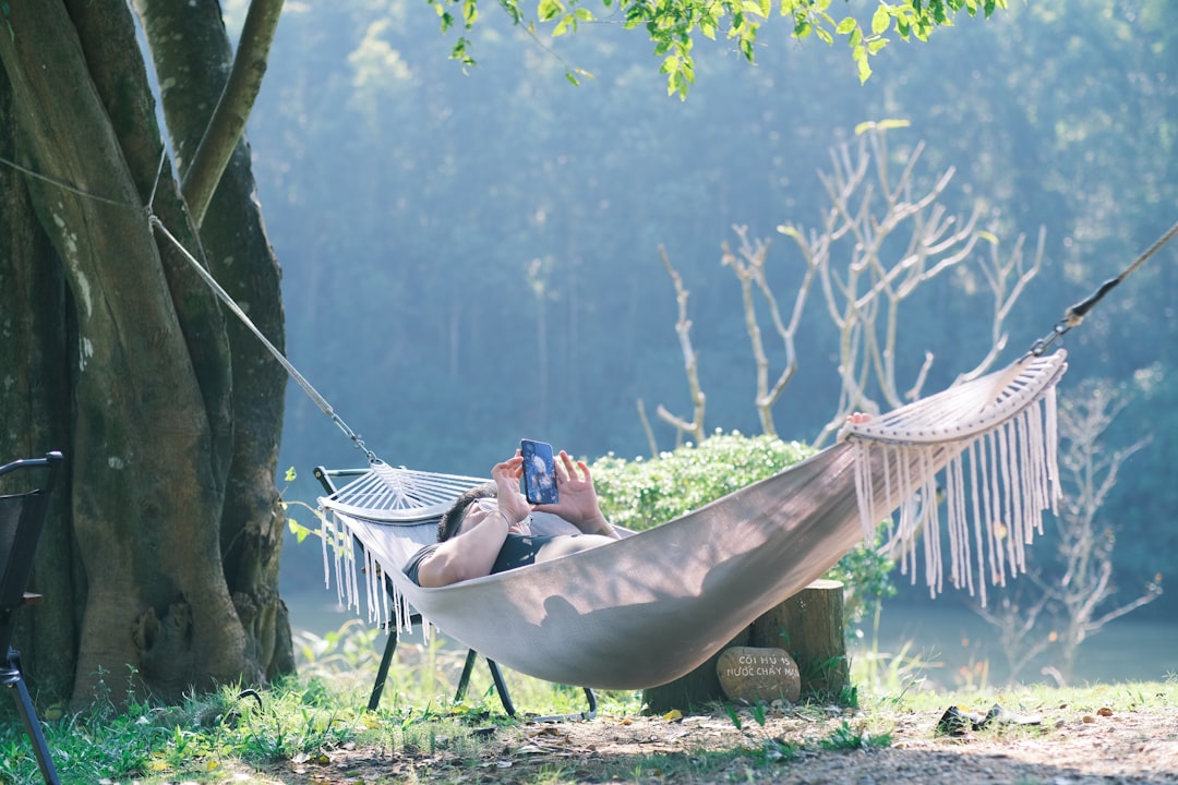 découvrez les bienfaits des siestes en plein air pour revitaliser votre corps et votre esprit, améliorer la concentration et réduire le stress.