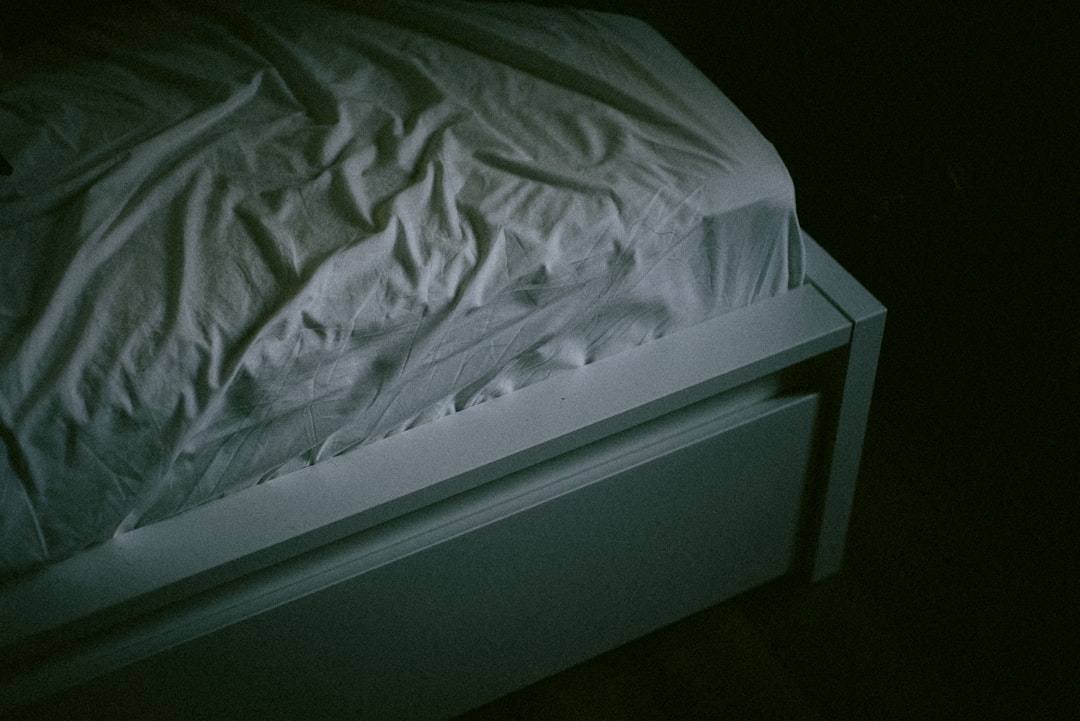 découvrez l'insomnie paradoxale, un trouble du sommeil où la perception du manque de sommeil ne correspond pas à la réalité. symptômes, causes et solutions expliqués.