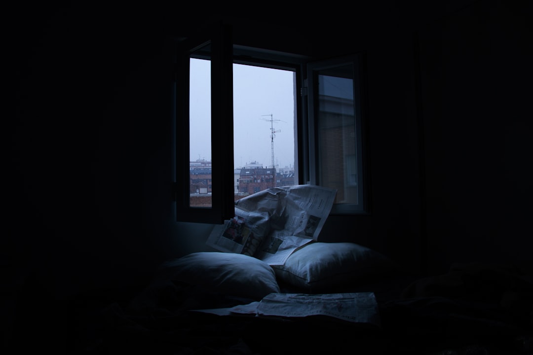 découvrez tout sur l'insomnie paradoxale, un trouble du sommeil où la perception du sommeil est altérée malgré un repos suffisant. symptômes, causes et solutions pour mieux comprendre et gérer ce phénomène.