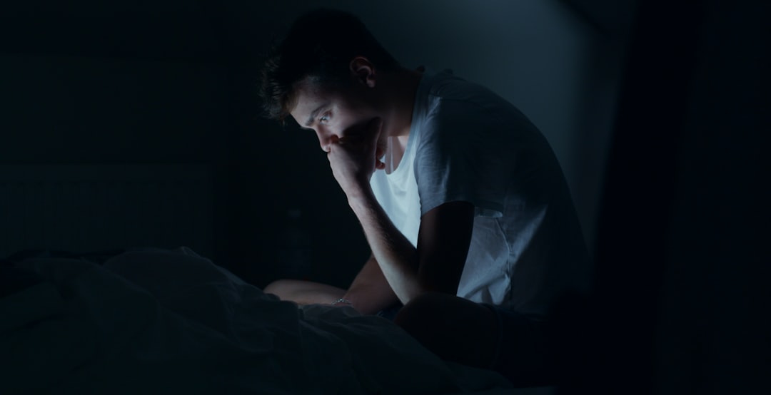 découvrez l'insomnie paradoxale, un trouble du sommeil où la perception de l'insomnie diffère de la réalité, ses causes, symptômes et solutions pour mieux dormir.