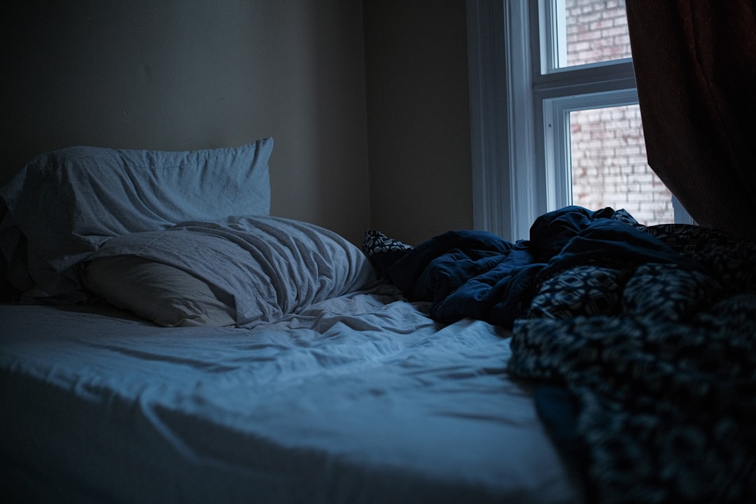 découvrez tout sur l'insomnie paradoxale, un trouble du sommeil où la perception de la qualité du repos diffère de la réalité, ses symptômes, causes et solutions efficaces.