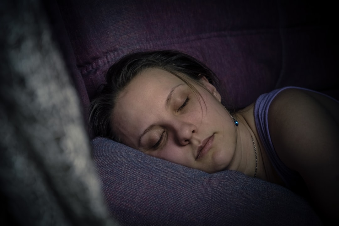 découvrez le sommeil polyphasique, une méthode alternative de repos qui divise le sommeil en plusieurs courtes périodes, optimisant ainsi votre énergie et productivité.