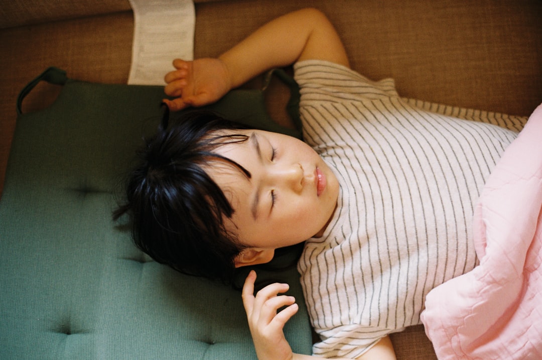 découvrez le sommeil polyphasique : une méthode innovante qui divise le temps de sommeil en plusieurs phases courtes pour augmenter la productivité et optimiser le repos.