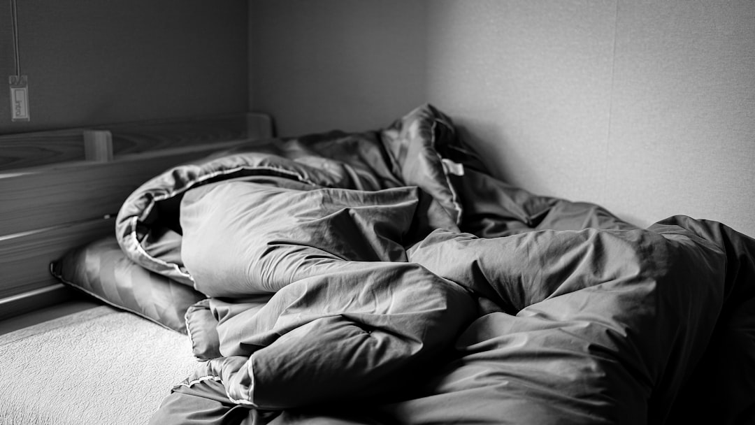 découvrez les causes, symptômes et solutions pour l'insomnie postopératoire afin d'améliorer votre récupération après une intervention chirurgicale.