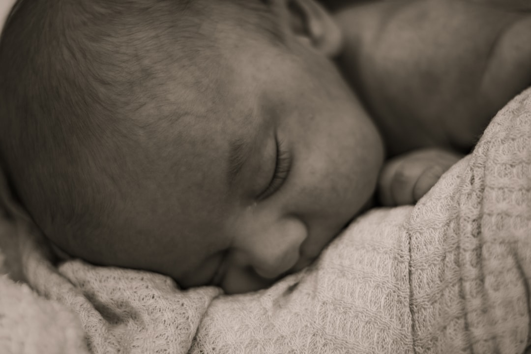 découvrez comment gérer l'insomnie en postpartum avec des conseils pratiques pour retrouver un sommeil réparateur après l'arrivée de bébé.