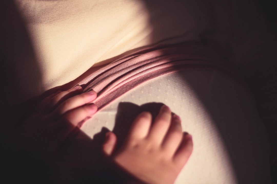 découvrez comment gérer l'insomnie postpartum et retrouvez un sommeil réparateur après la naissance de votre bébé grâce à nos conseils pratiques et solutions efficaces.