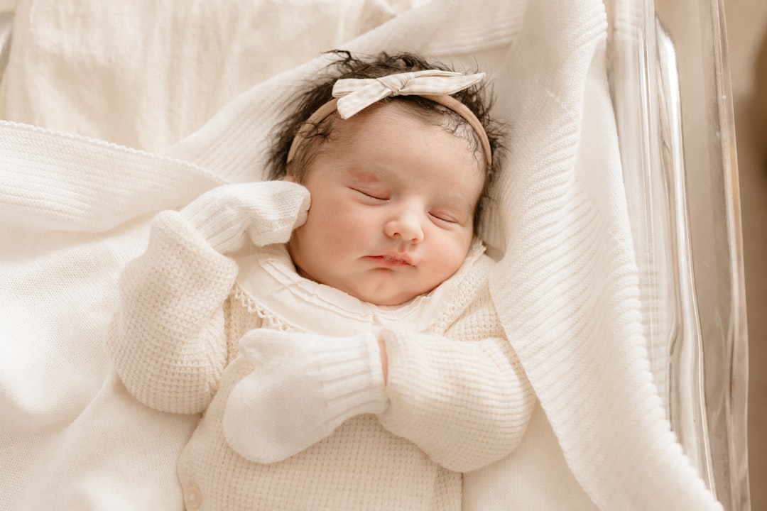 découvrez des conseils pratiques pour améliorer le sommeil pendant la grossesse et mieux gérer les nuits difficiles.