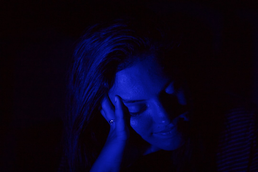 découvrez les causes et solutions pour l'insomnie prémenstruelle, un trouble affectant le sommeil avant les règles. apprenez à mieux gérer ce phénomène pour retrouver des nuits paisibles.