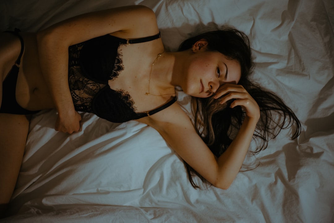 découvrez les causes et solutions de l'insomnie prémenstruelle pour mieux gérer vos nuits et améliorer votre qualité de sommeil avant vos règles.