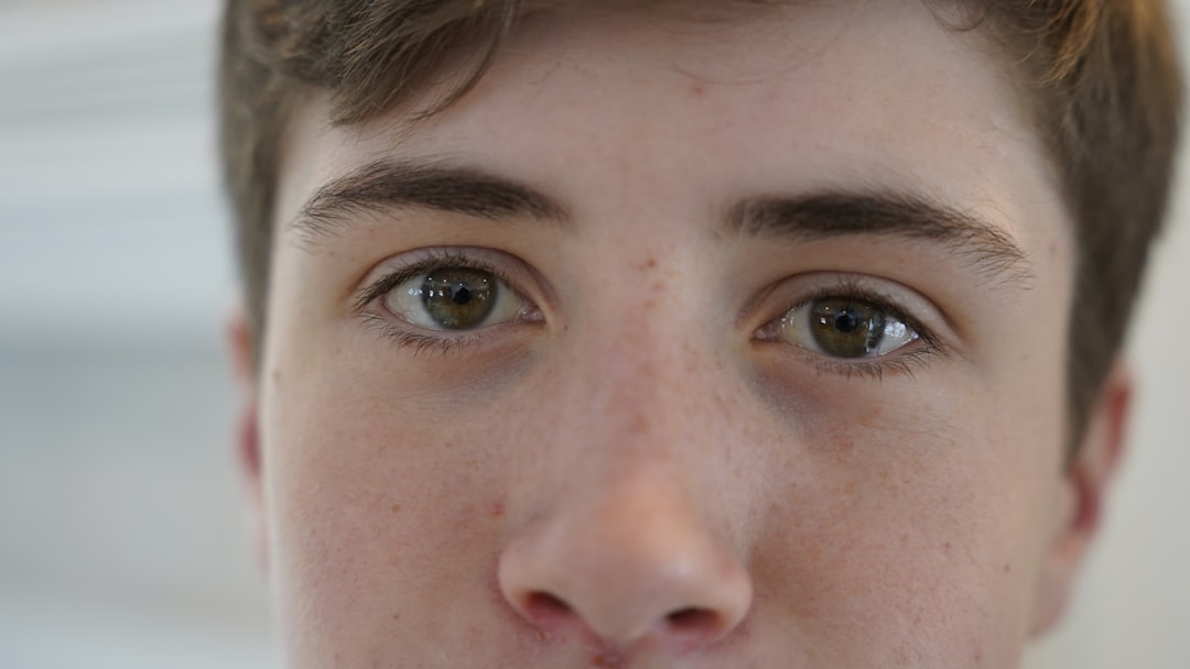 découvrez des conseils efficaces et astuces naturelles pour réduire les poches sous les yeux et retrouver un regard frais et reposé.