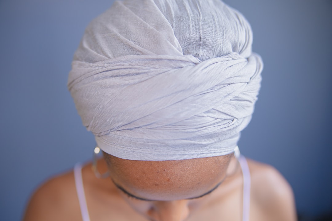 découvrez les bienfaits du bonnet en satin pour protéger vos cheveux, prévenir la casse et préserver l'hydratation naturelle de votre chevelure.