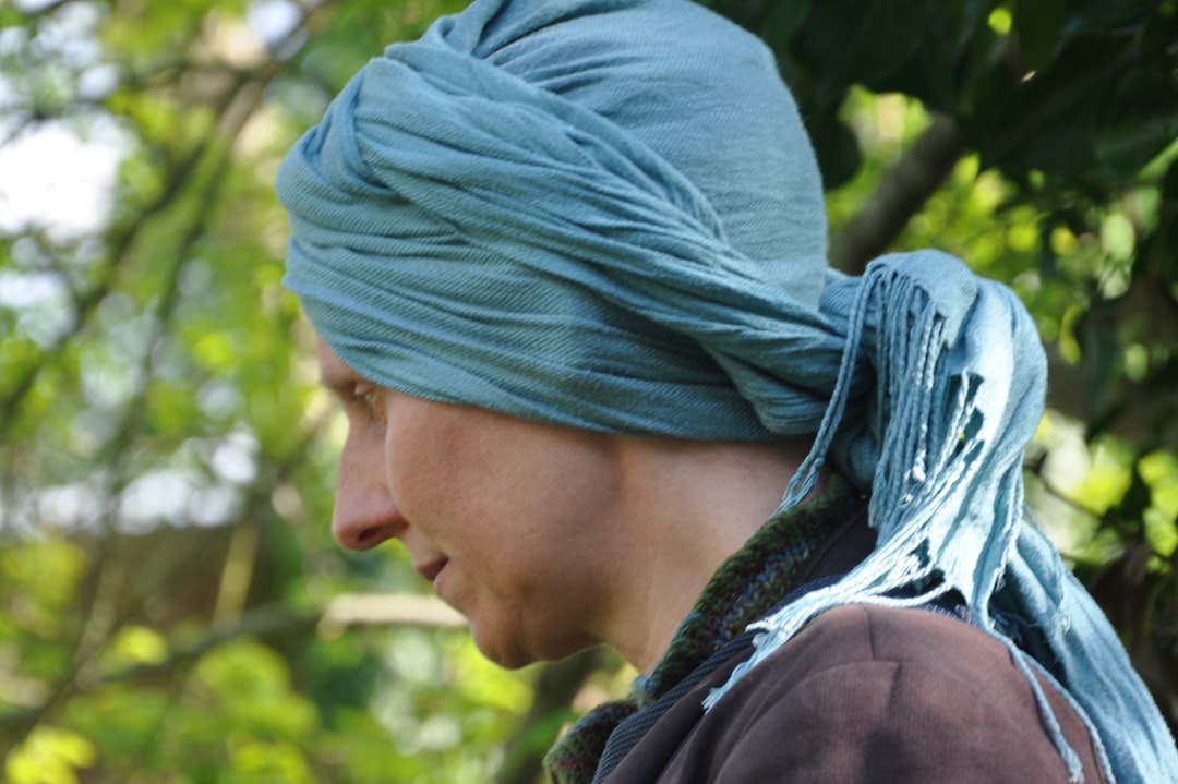 découvrez les bienfaits du bonnet en satin : protection des cheveux, réduction des frisottis, prévention des cassures et maintien de l'hydratation pour des cheveux plus sains et brillants.