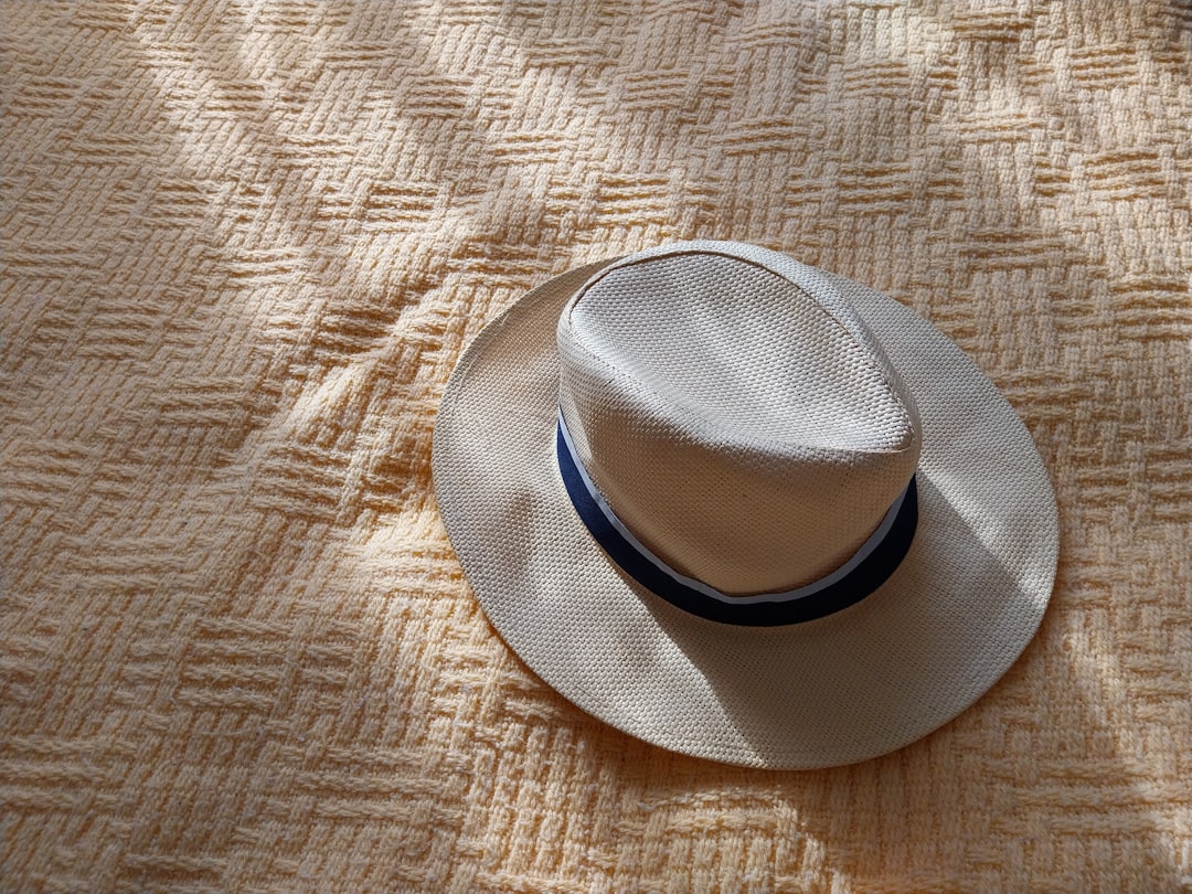 découvrez les bienfaits du bonnet en satin : protection des cheveux, réduction des frisottis, prévention de la casse et maintien de l'hydratation pour des cheveux plus sains et brillants.