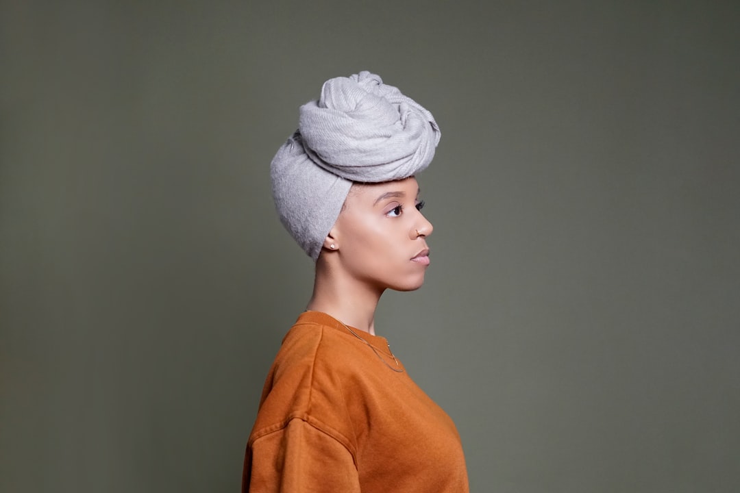 découvrez les bienfaits du bonnet en satin pour protéger vos cheveux, prévenir la casse et maintenir l'hydratation tout au long de la nuit.