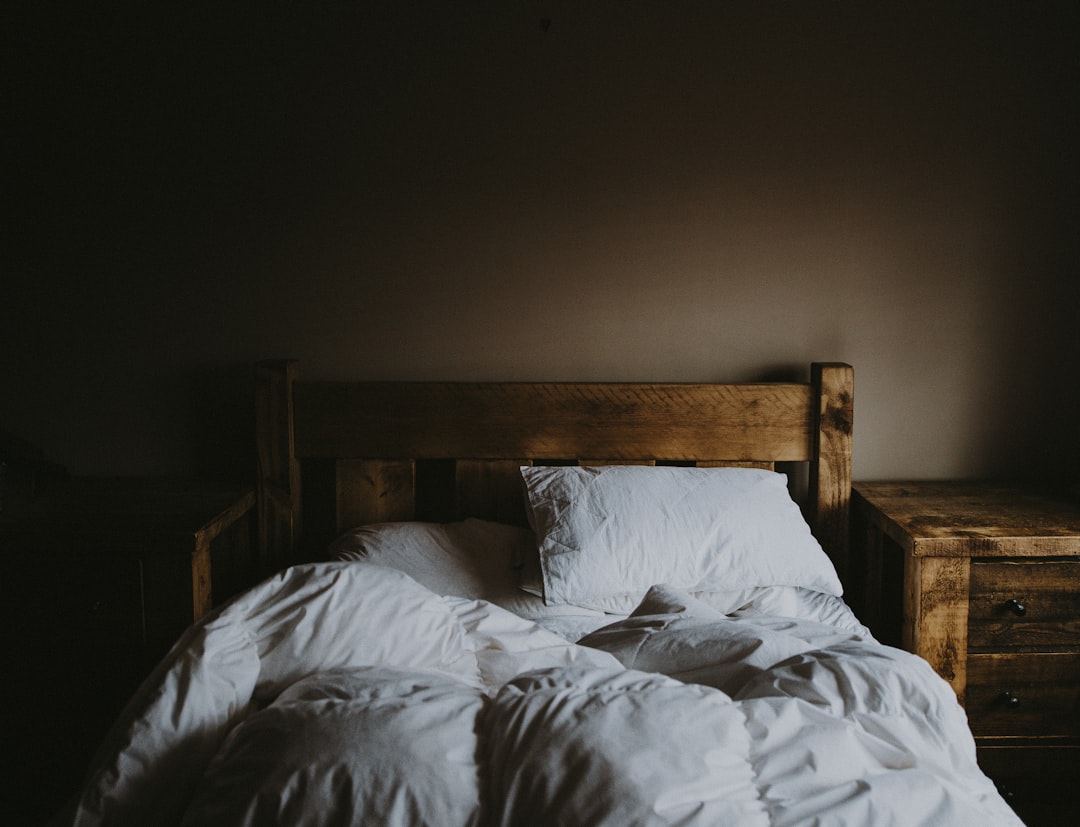 découvrez les causes, symptômes et solutions à la fragmentation du sommeil, un trouble qui perturbe la qualité du repos nocturne et impacte la santé globale.