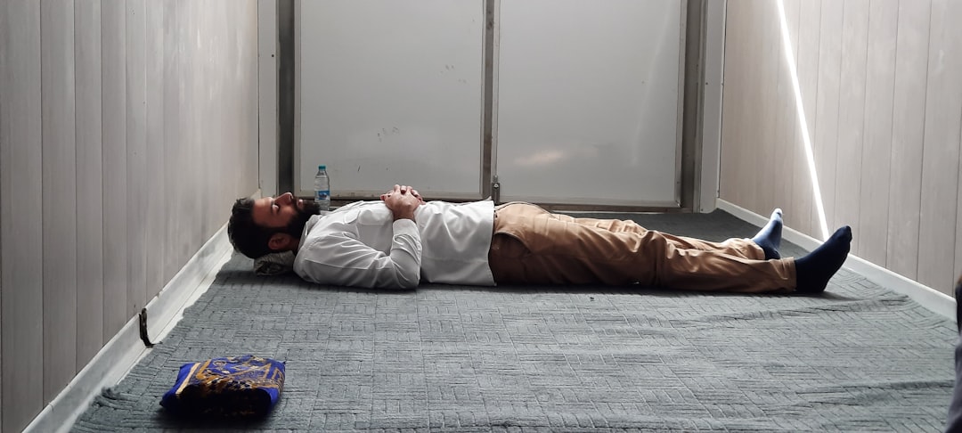 découvrez l'impact des positions de sommeil sur la santé cardiaque et comment choisir la meilleure posture pour un cœur en bonne santé.