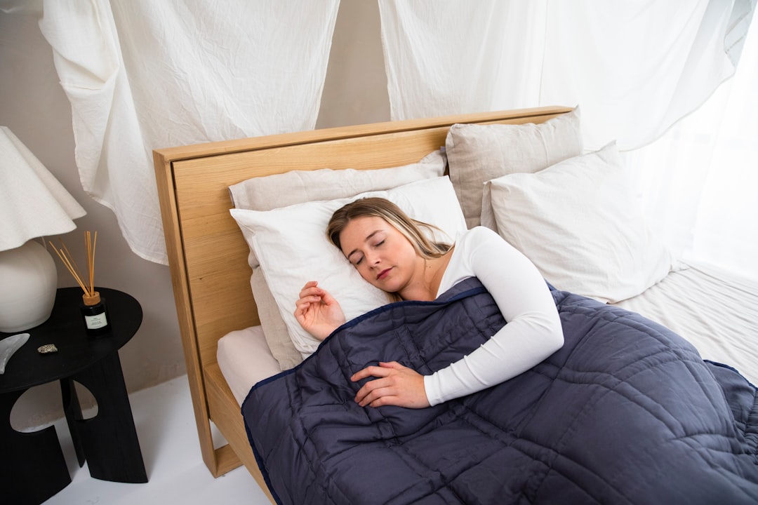 découvrez comment vos positions de sommeil influencent la santé de votre cœur et améliorez votre bien-être grâce à nos conseils experts.