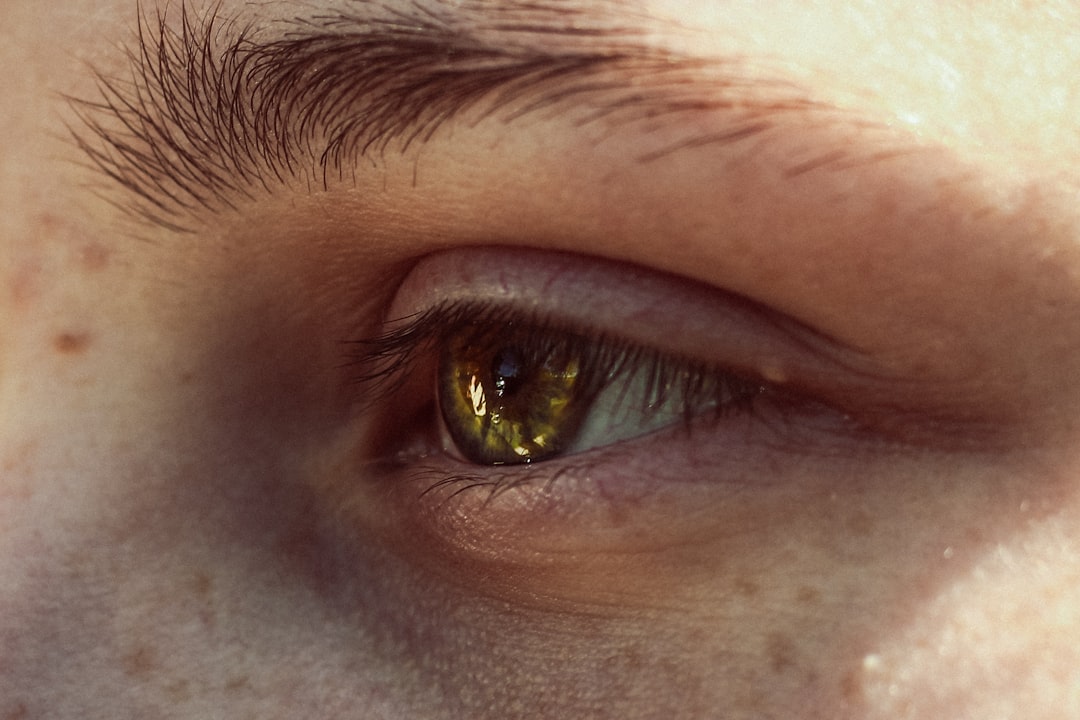 découvrez les causes courantes d'un œil gonflé, leurs symptômes et les solutions pour soulager rapidement cet inconfort.