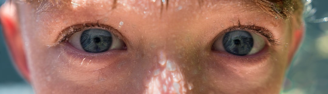 découvrez les causes courantes d'un œil gonflé, les symptômes associés et les options de traitement pour soulager rapidement l'inconfort.