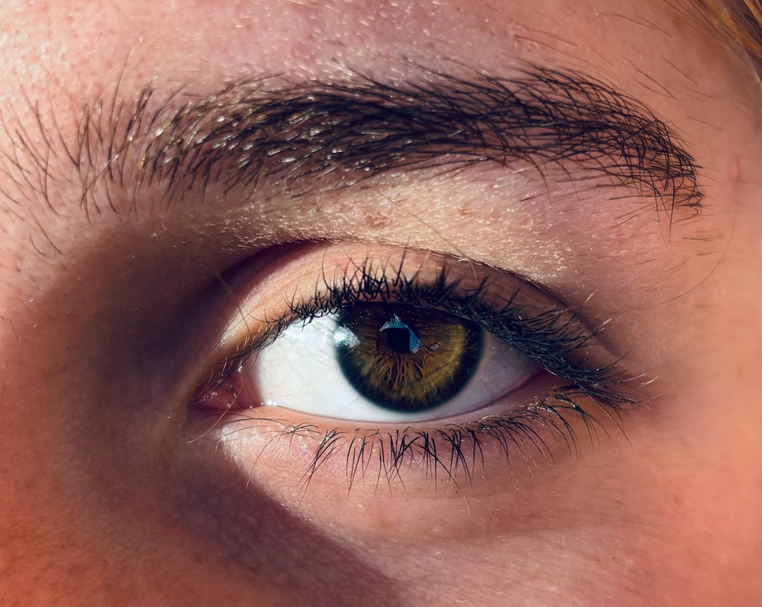 découvrez les causes courantes d'un œil gonflé, leurs symptômes et les traitements possibles pour soulager l'inconfort rapidement.